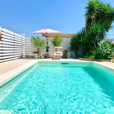 Incantevole Con Piscina E Giardino A Poca Distanza Dalle Spiagge Piu Belle